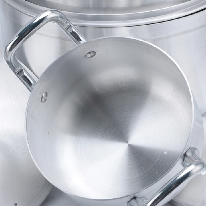 Casseroles inox résistantes et élégantes pour tous types de cuisson