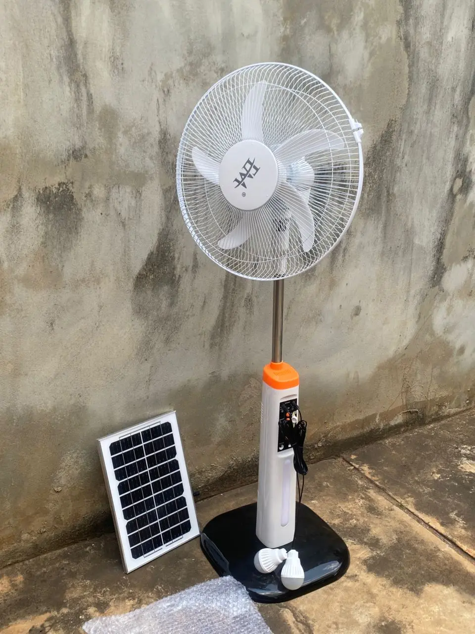 Ventilateur sur pied rechargeable avec panneau solaire intégré