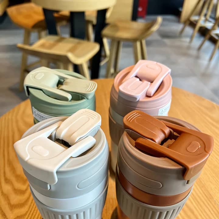 Mug avec couvercle à clapet sécurisé