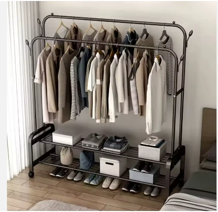 Portant à vêtements moderne avec crochets latéraux