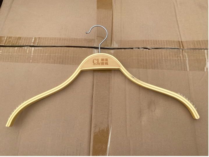 Cintres en bois robustes élégants