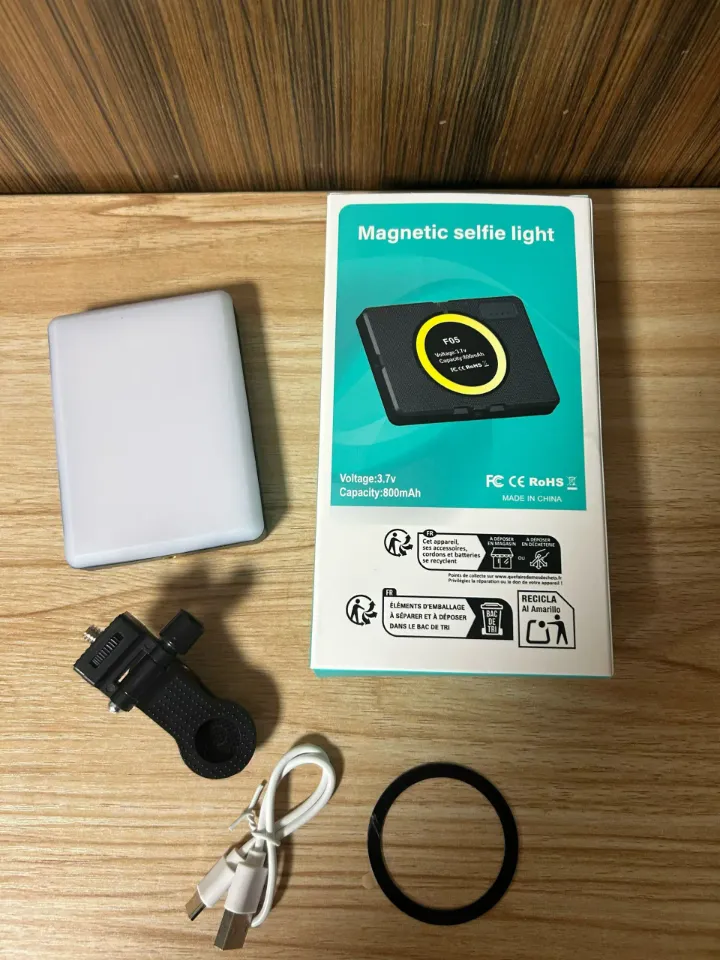 panneau-LED-RGB-à-clip-pour-smartphone – éclairage-selfie-et-vidéo-benin.webp