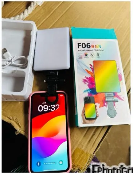 panneau-LED-RGB-à-clip-pour-smartphone-image-réelle.webp