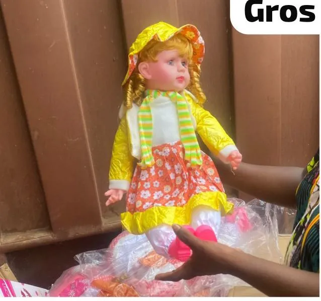 poupée-blonde-habillée-parakou.webp