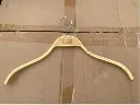 cintre-en-bois-image-reelle.webp