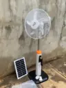 ventilateur-solaire-sur-pied-avec-eclairages-led-benin.webp