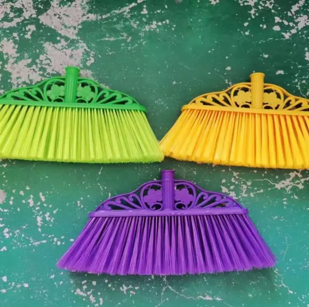 Balai à manche multicolore – Design fleuri, brins bicolores, nettoyage efficace