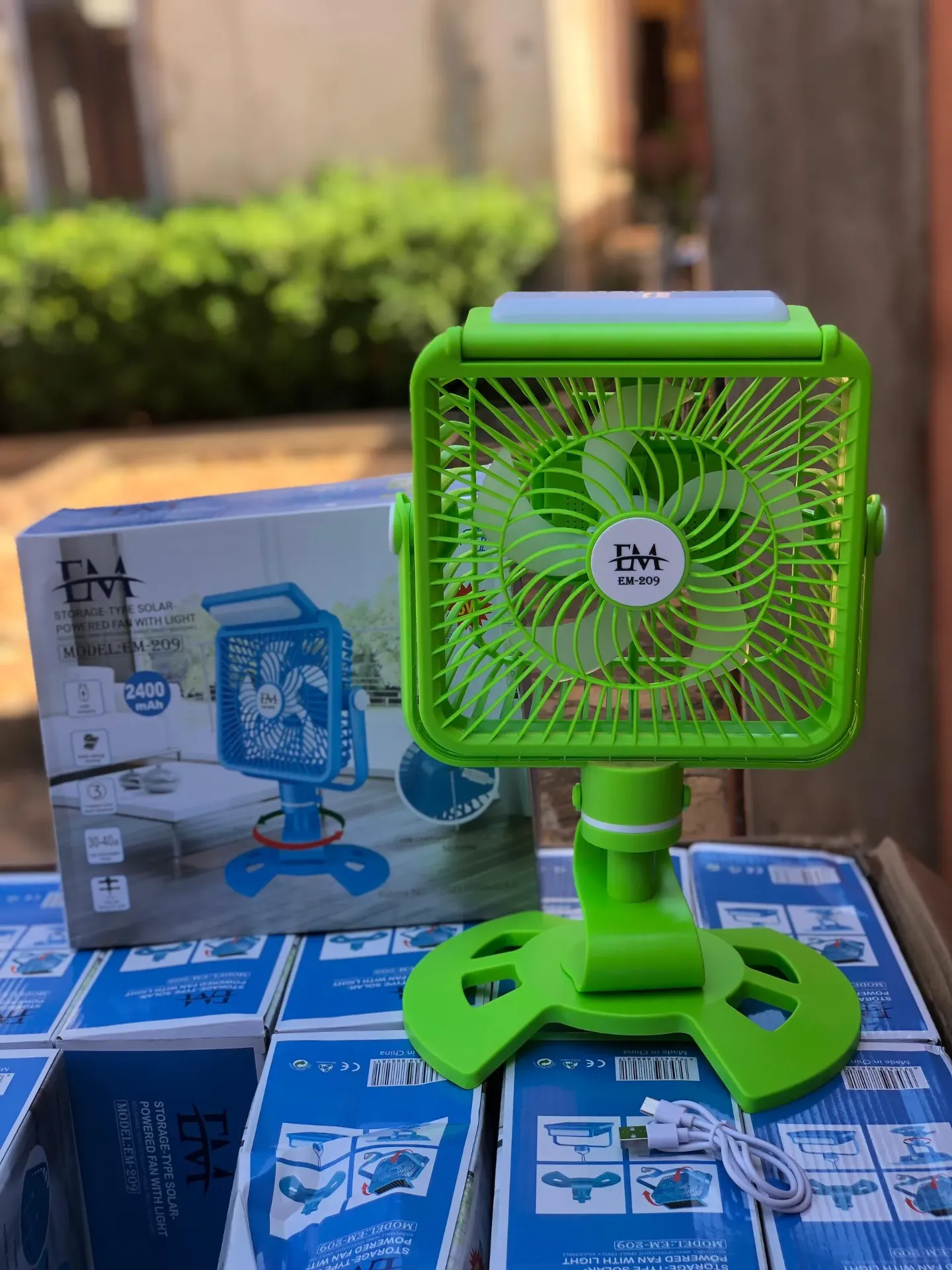 Ventilateur portable solaire EM‑209 – rechargeable et pratique avec lumière intégrée